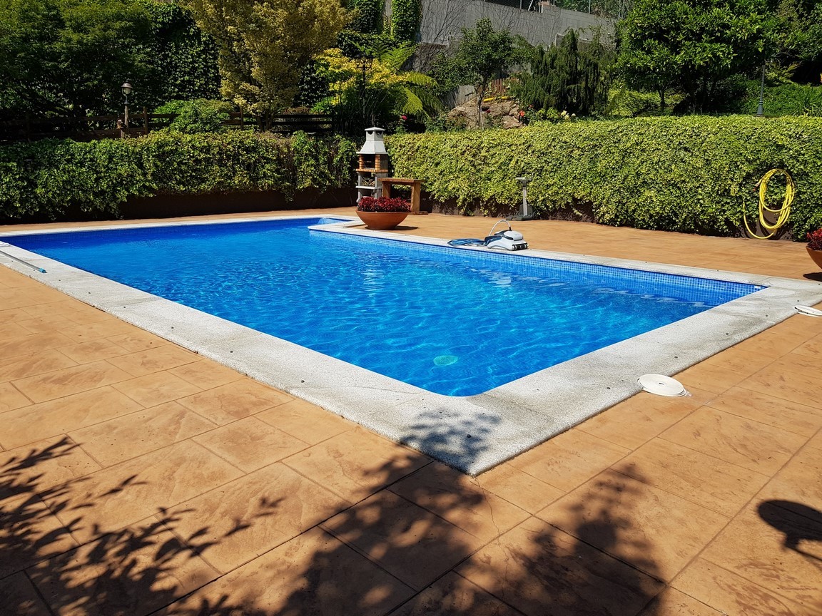 Vilanova de Arousa: Vrijstaande villa met buitenzwembad omgeven door tuinen...