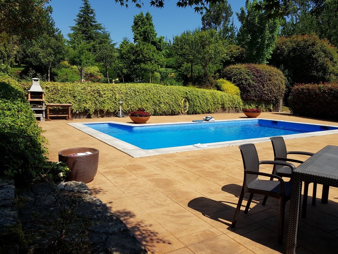 Vilanova de Arousa: Fritliggende villa med udendørs pool omgivet af haver...