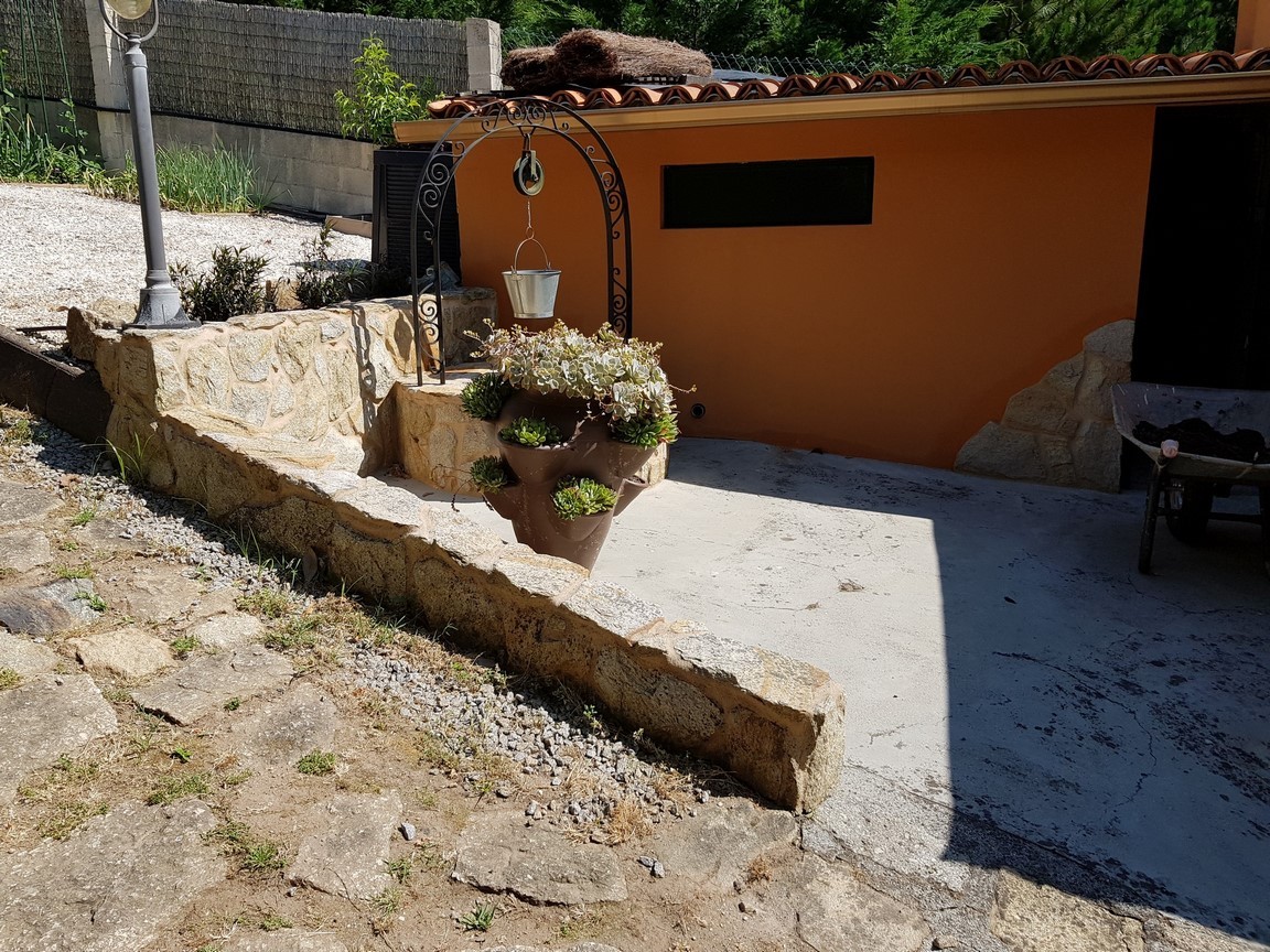 Vilanova de Arousa: Omakotitalo, jossa on ulkouima-allas puutarhojen ympäröimänä...