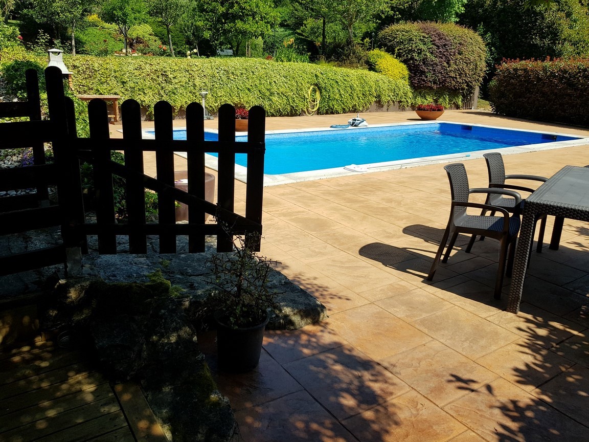Vilanova de Arousa: Detached villa with outdoor pool surrounded by gardens...