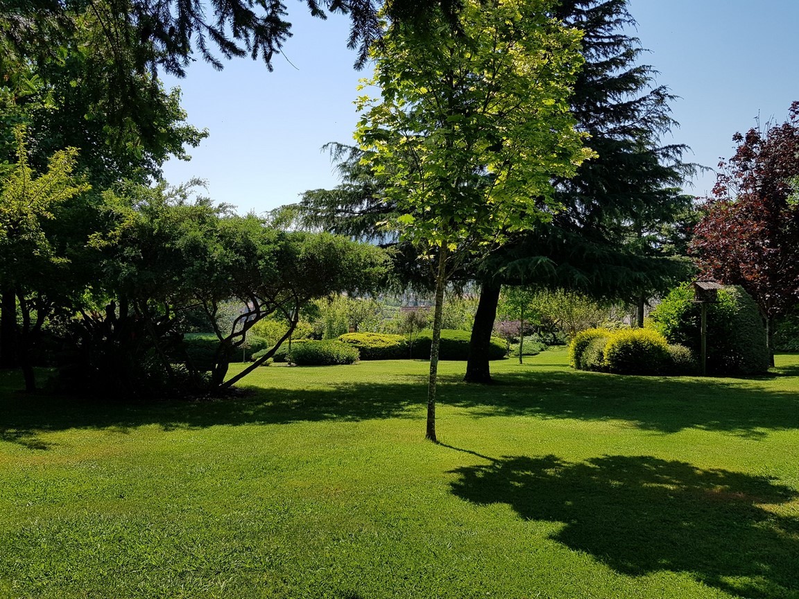 Vilanova de Arousa: Fristående villa med utomhuspool omgiven av trädgårdar...