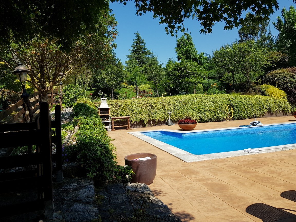 Vilanova de Arousa: Freistehende Villa mit Außenpool, umgeben von Gärten...