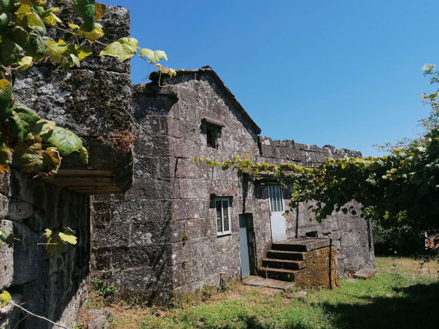 Cotobade: A7106: Старый каменный дом с фермой, с прекрасным видом на долину...