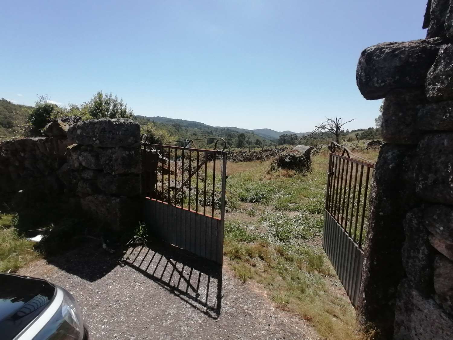 Cotobade: A7106: Old stone house with farm, with beautiful views of the valley...