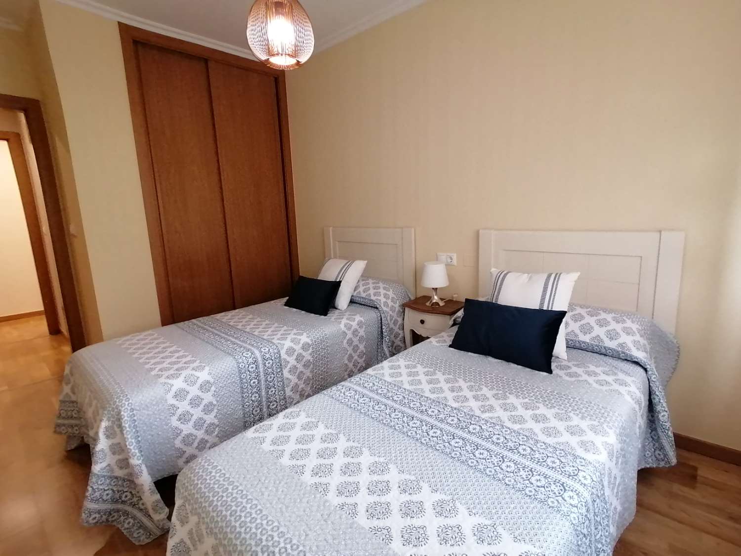 Sanxenxo: Piso de alquiler para todo el año, 2 dormitorios con garaje, piscina comunitaria....