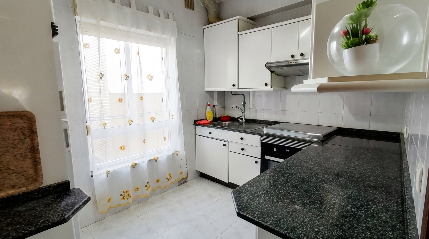 **Encantador piso exterior con terraza y jardines comunitarios**