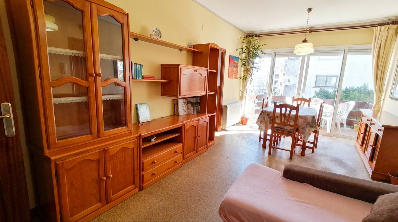 **Encantador piso exterior con terraza y jardines comunitarios**