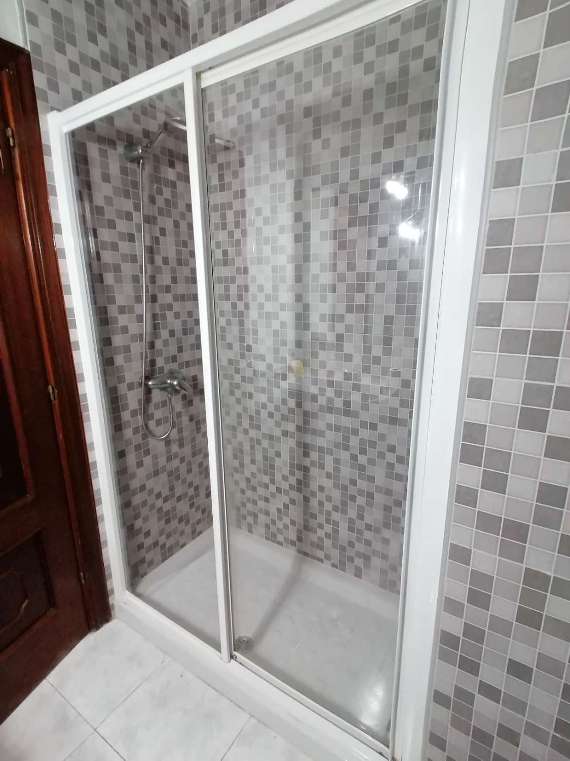 **Encantador piso exterior con terraza y jardines comunitarios**