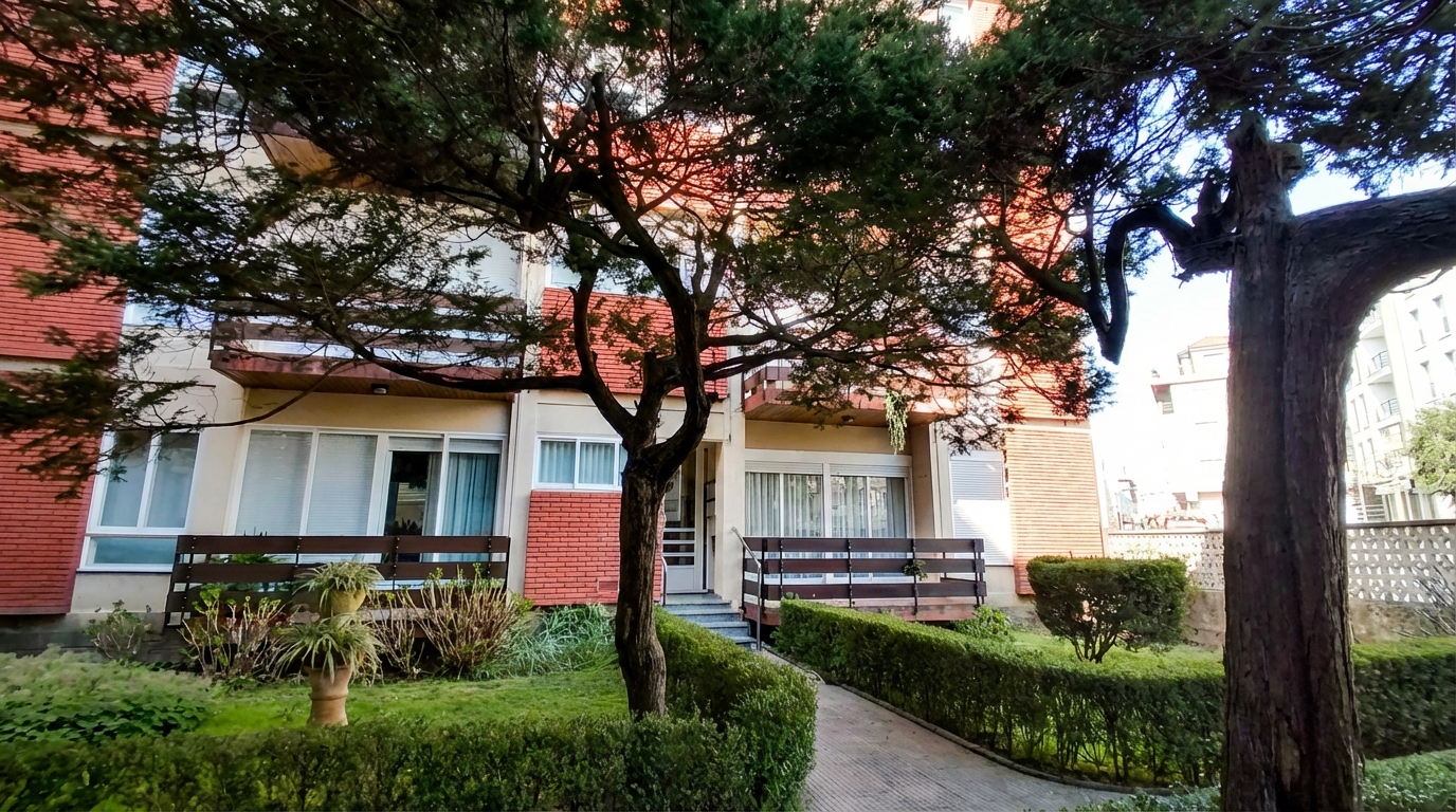 **Encantador piso exterior con terraza y jardines comunitarios**