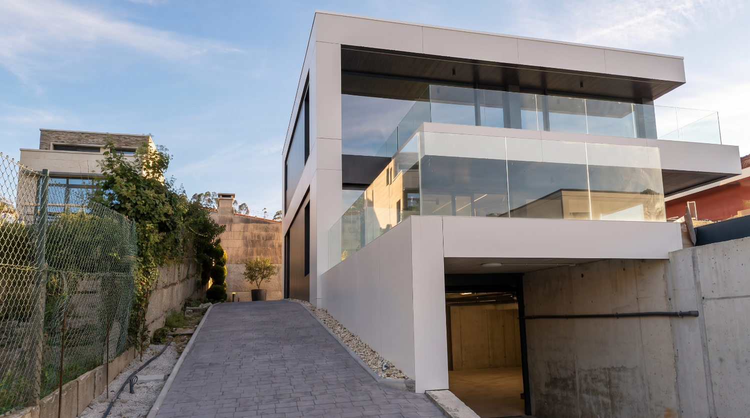 Sanxenxo: Magnifico chalet minimalista de estilo moderno con vistas a la Ria de Pontevedra