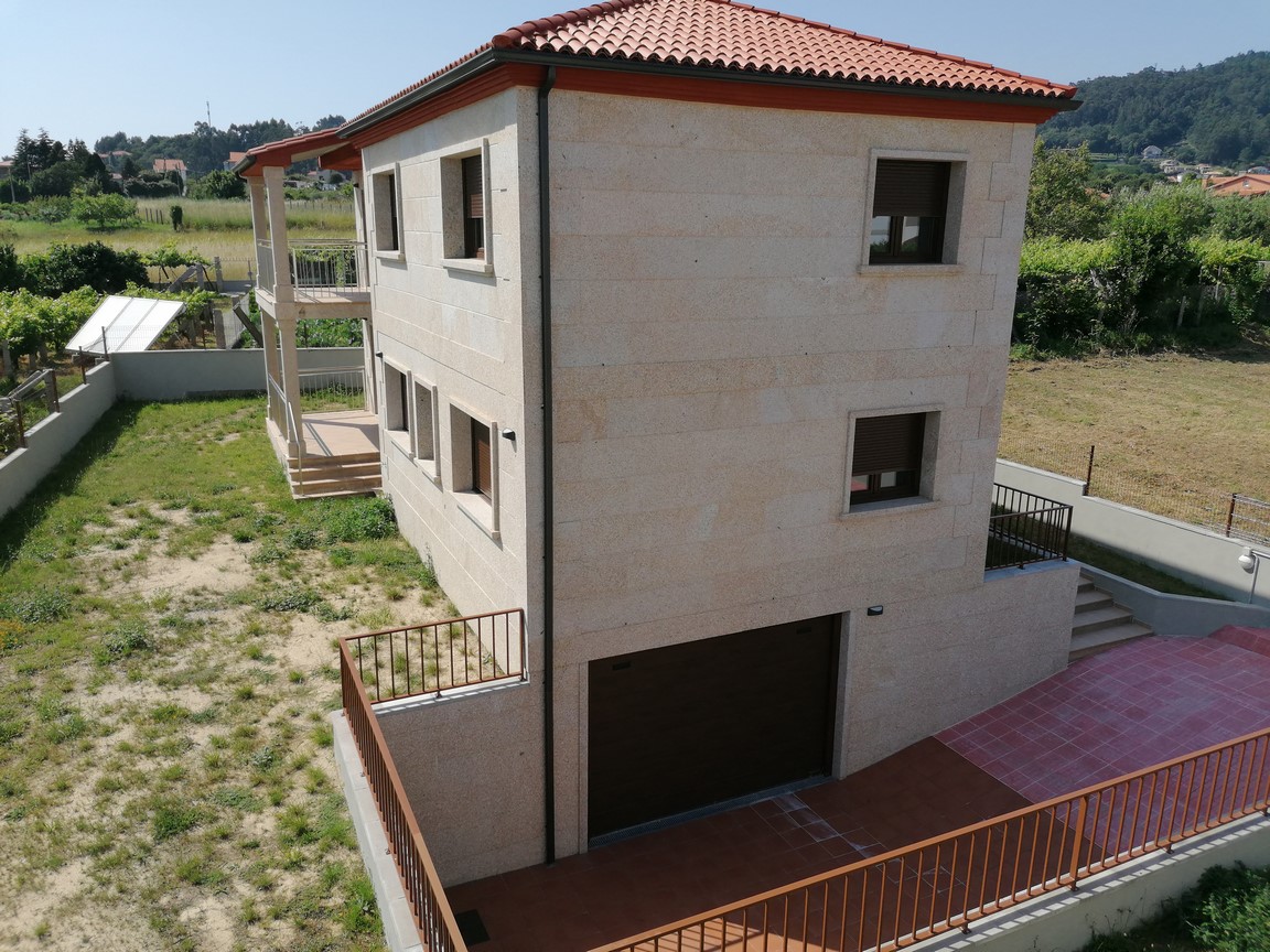 Sanxenxo: A6226: Areas: brand new detached villa in Areas