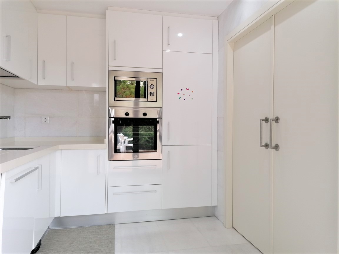 We sell magnificent property, located in Urbanization with swimming pool, on the seafront... San Vicente, O Grove