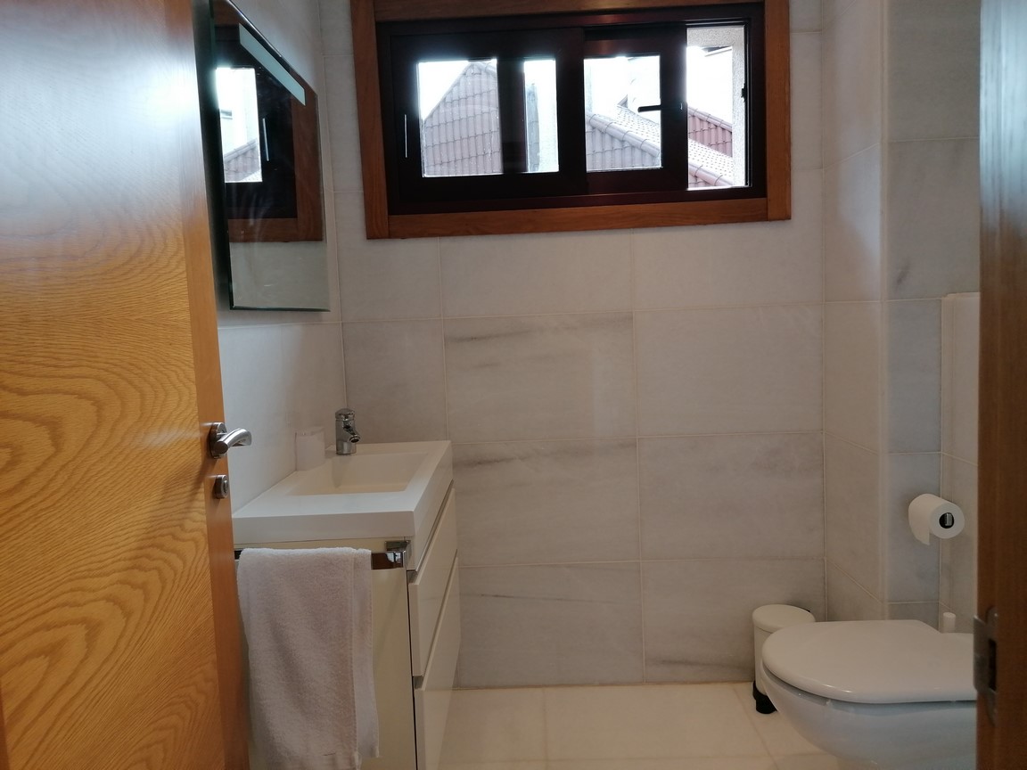 We sell magnificent property, located in Urbanization with swimming pool, on the seafront... San Vicente, O Grove