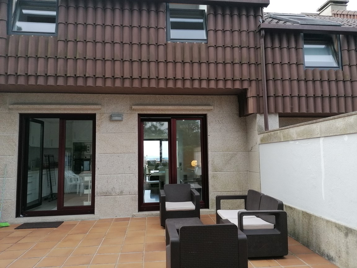 We sell magnificent property, located in Urbanization with swimming pool, on the seafront... San Vicente, O Grove
