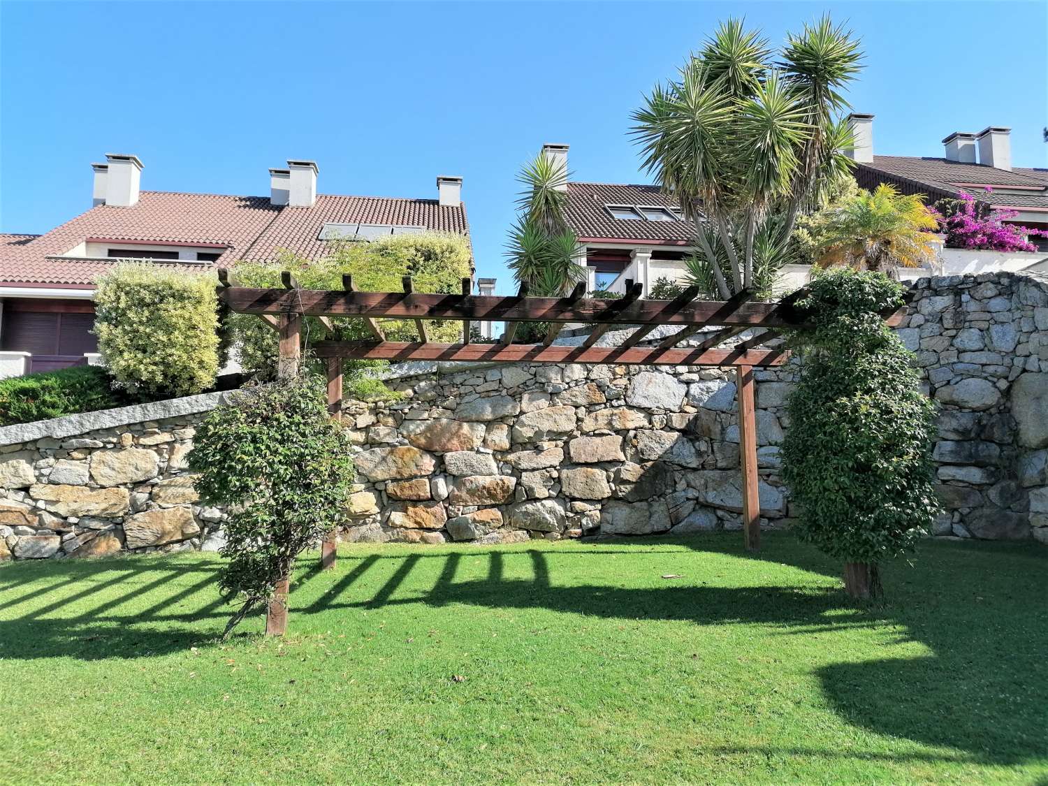 We sell magnificent property, located in Urbanization with swimming pool, on the seafront... San Vicente, O Grove