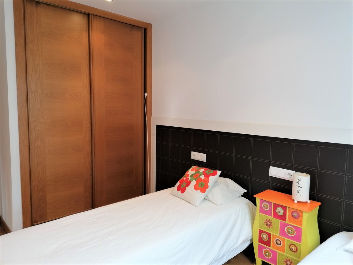 We sell magnificent property, located in Urbanization with swimming pool, on the seafront... San Vicente, O Grove