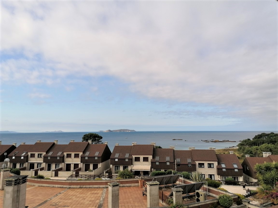 We sell magnificent property, located in Urbanization with swimming pool, on the seafront... San Vicente, O Grove