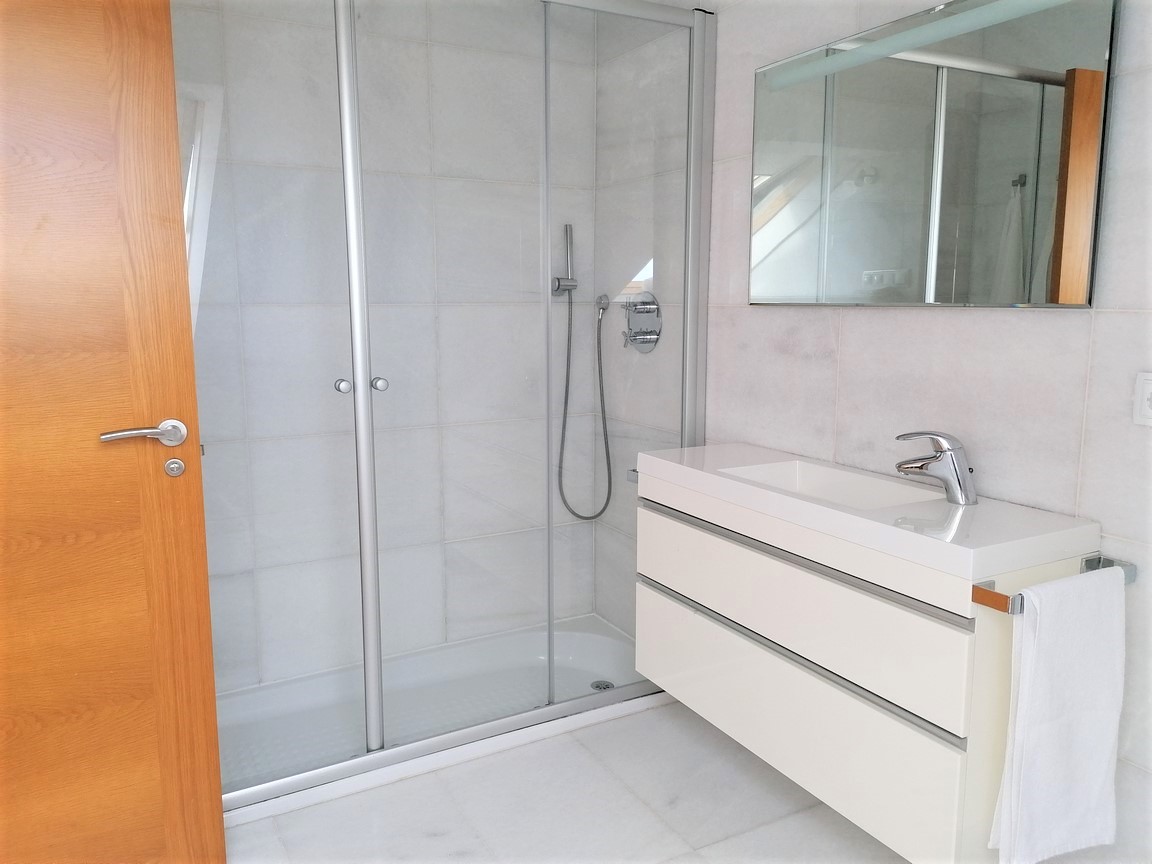 We sell magnificent property, located in Urbanization with swimming pool, on the seafront... San Vicente, O Grove