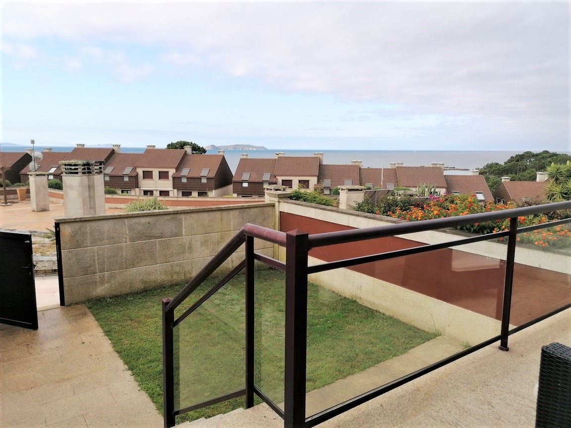 We sell magnificent property, located in Urbanization with swimming pool, on the seafront... San Vicente, O Grove
