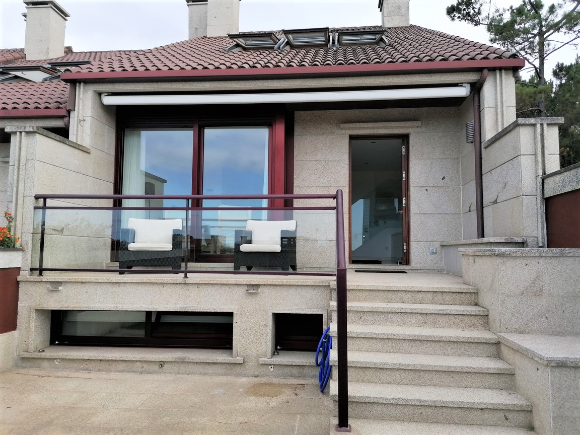 We sell magnificent property, located in Urbanization with swimming pool, on the seafront... San Vicente, O Grove