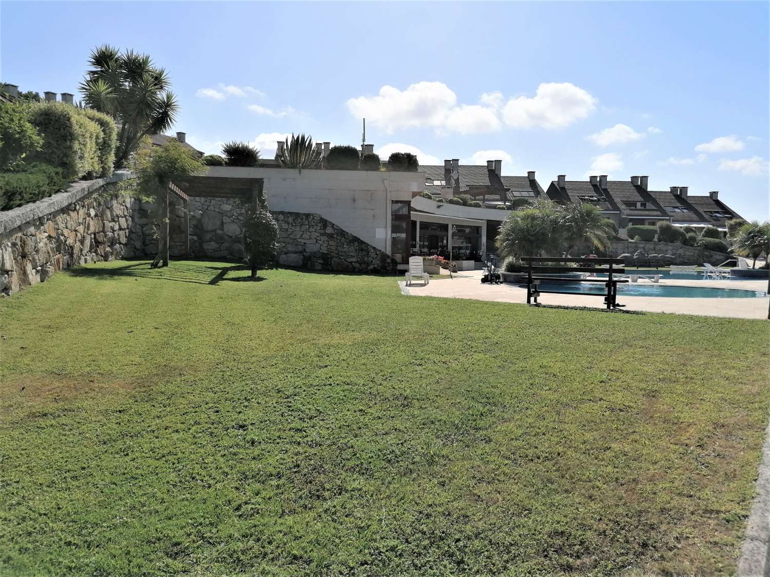 We sell magnificent property, located in Urbanization with swimming pool, on the seafront... San Vicente, O Grove