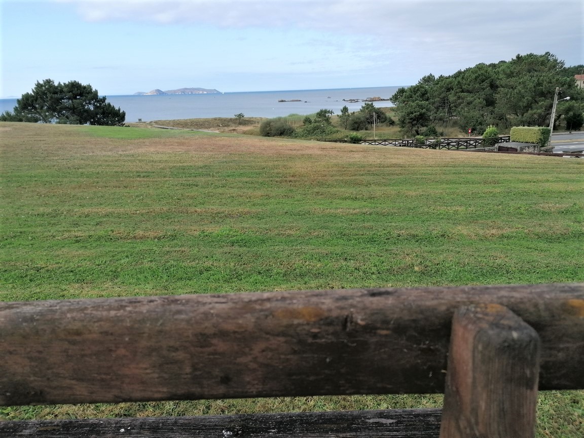 We sell magnificent property, located in Urbanization with swimming pool, on the seafront... San Vicente, O Grove