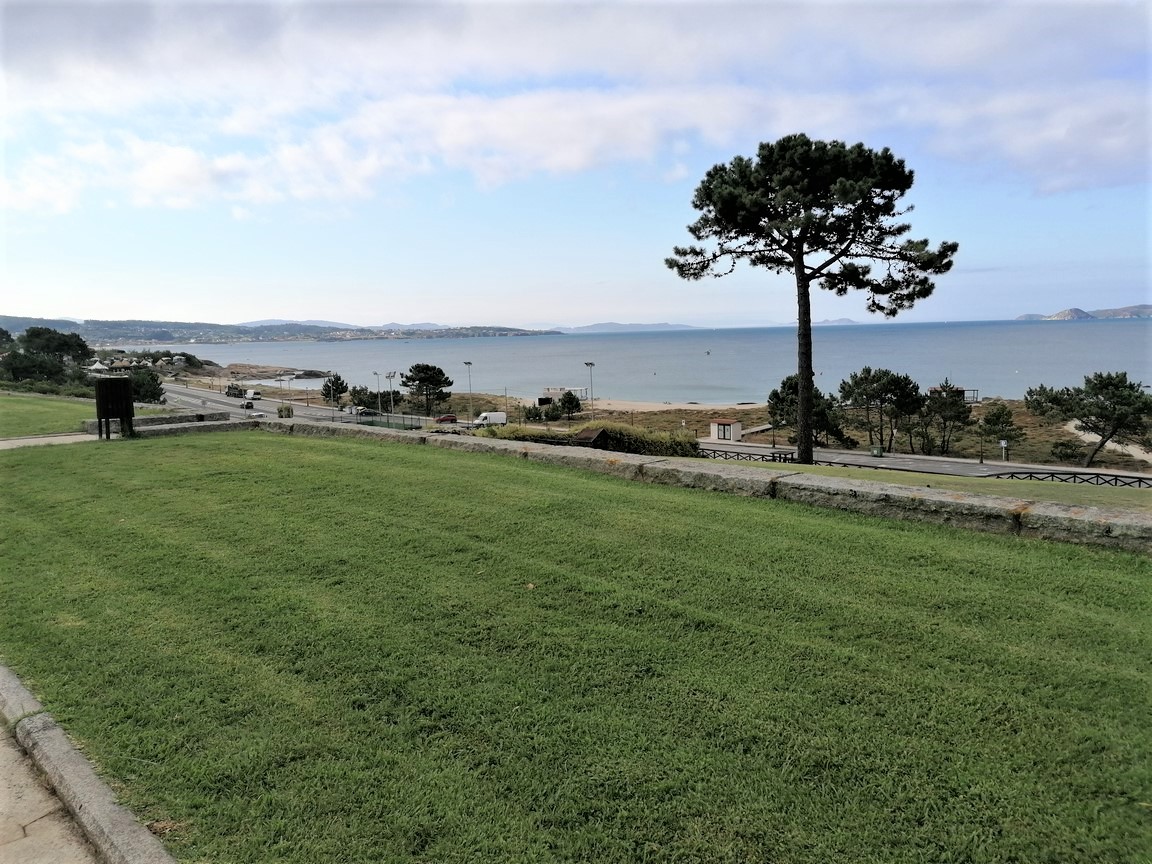 We sell magnificent property, located in Urbanization with swimming pool, on the seafront... San Vicente, O Grove