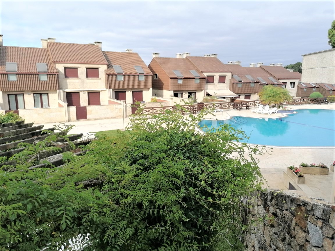 We sell magnificent property, located in Urbanization with swimming pool, on the seafront... San Vicente, O Grove