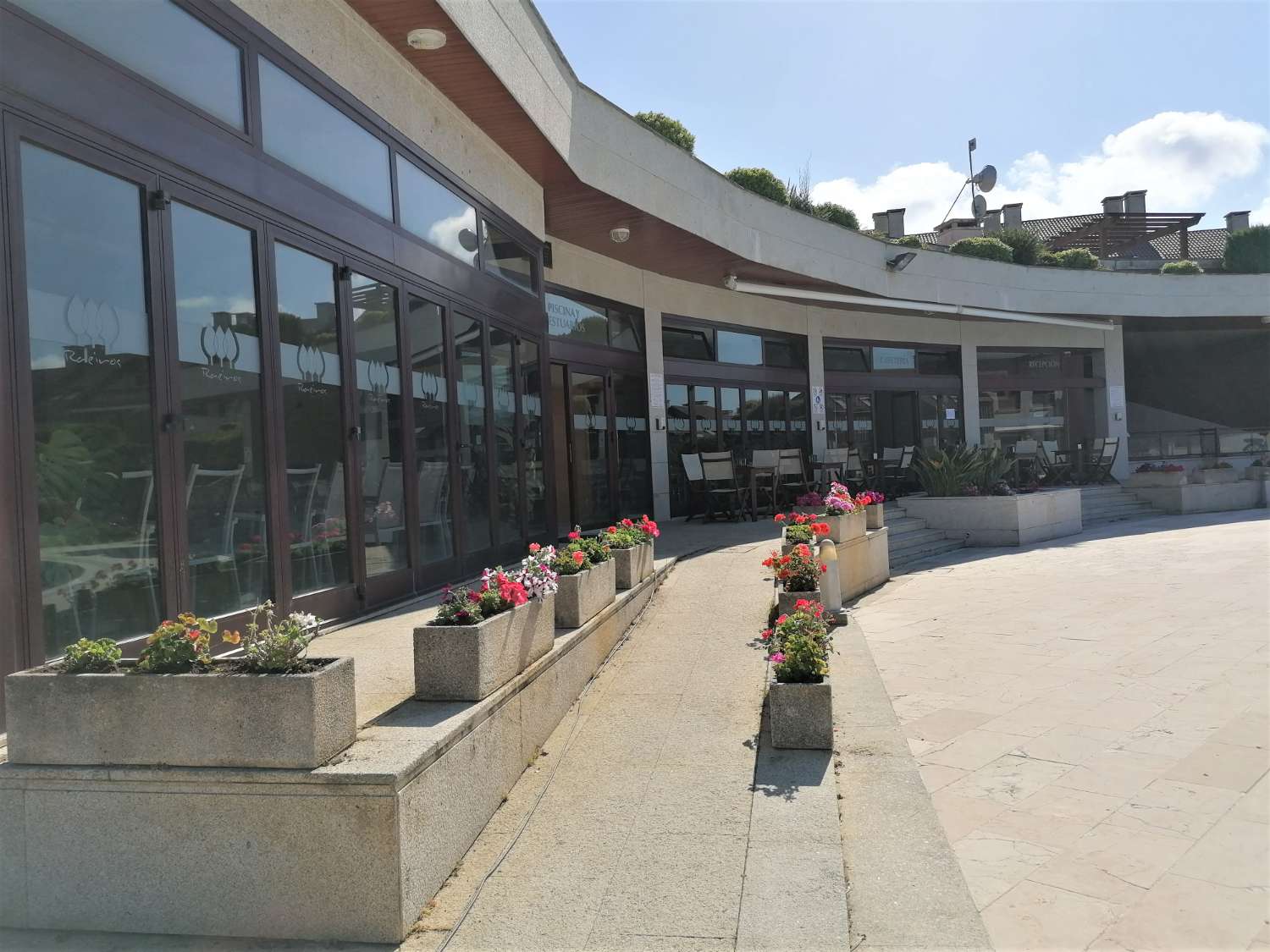 We sell magnificent property, located in Urbanization with swimming pool, on the seafront... San Vicente, O Grove