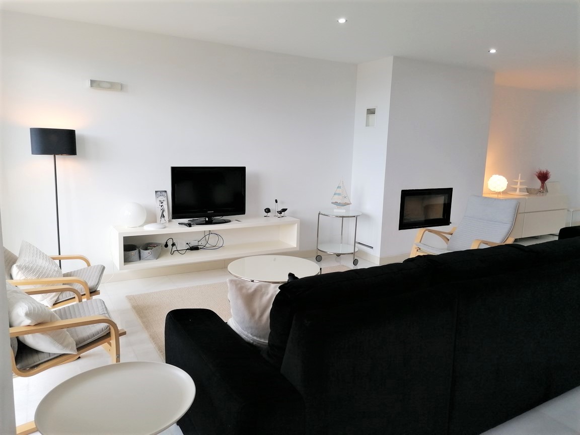We sell magnificent property, located in Urbanization with swimming pool, on the seafront... San Vicente, O Grove