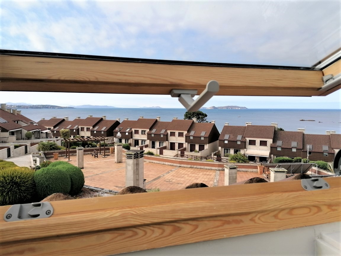 We sell magnificent property, located in Urbanization with swimming pool, on the seafront... San Vicente, O Grove