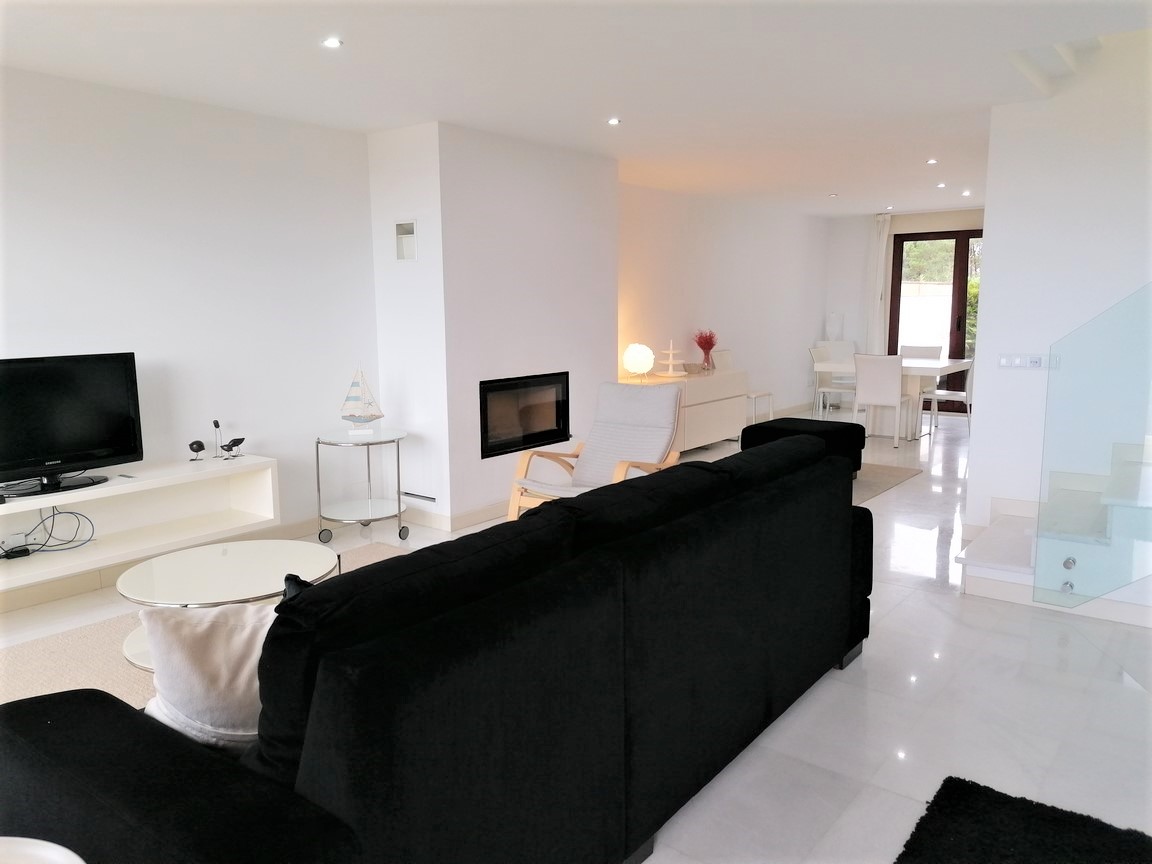 We sell magnificent property, located in Urbanization with swimming pool, on the seafront... San Vicente, O Grove