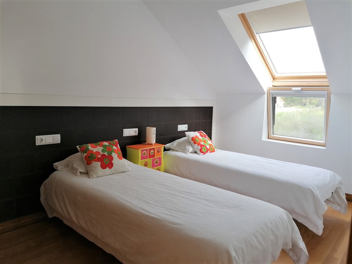 We sell magnificent property, located in Urbanization with swimming pool, on the seafront... San Vicente, O Grove