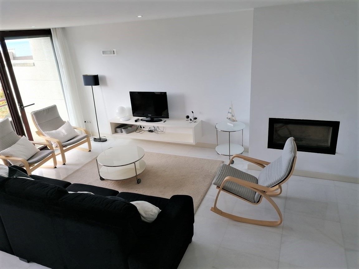 We sell magnificent property, located in Urbanization with swimming pool, on the seafront... San Vicente, O Grove