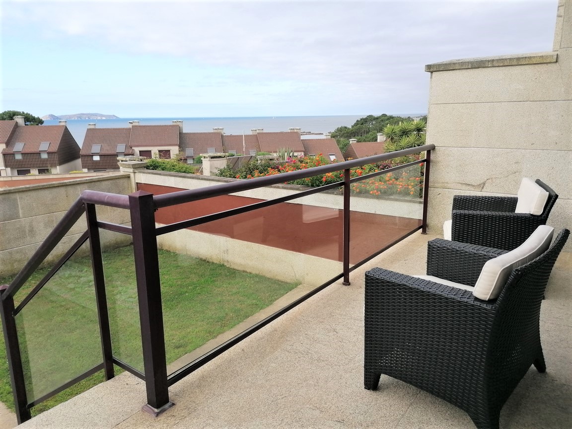 We sell magnificent property, located in Urbanization with swimming pool, on the seafront... San Vicente, O Grove