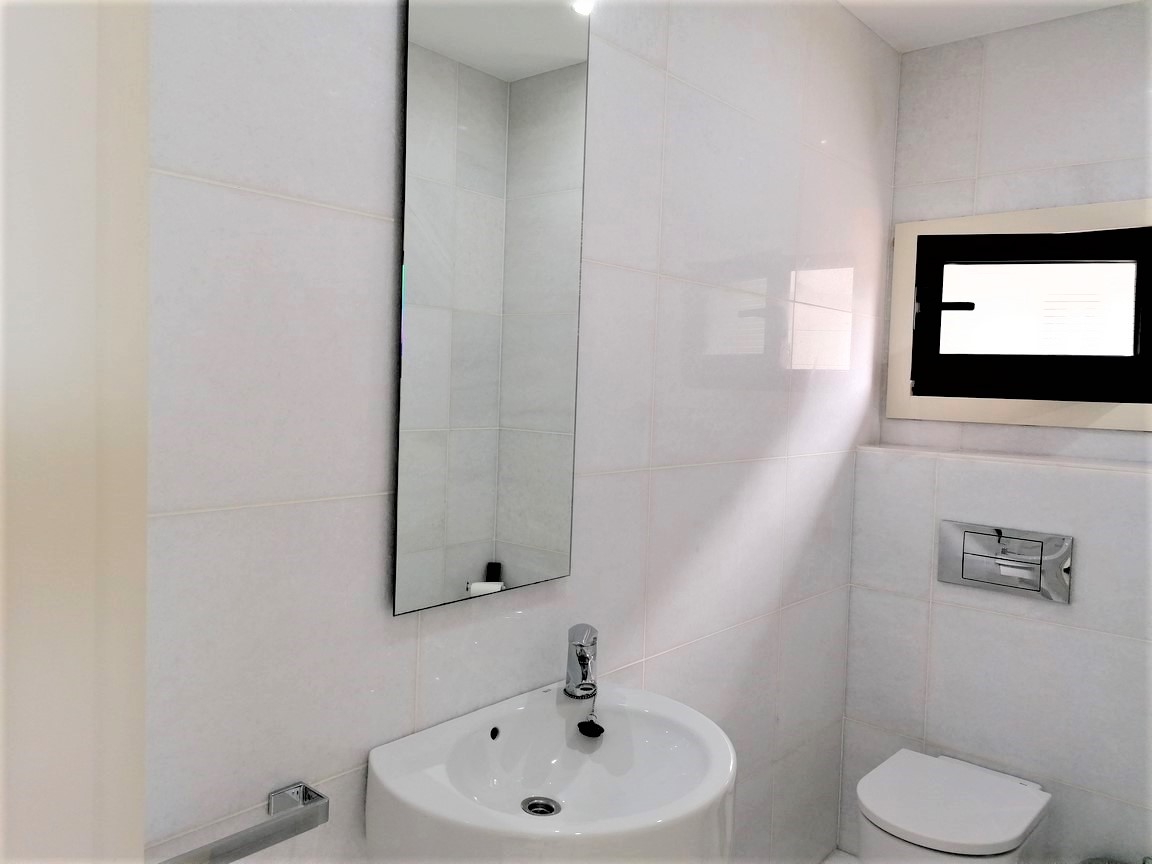 We sell magnificent property, located in Urbanization with swimming pool, on the seafront... San Vicente, O Grove