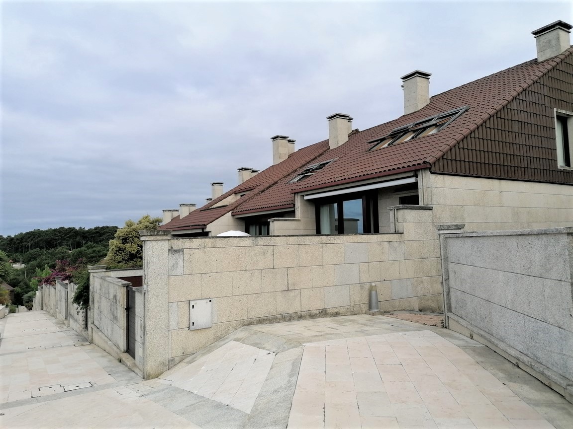 We sell magnificent property, located in Urbanization with swimming pool, on the seafront... San Vicente, O Grove