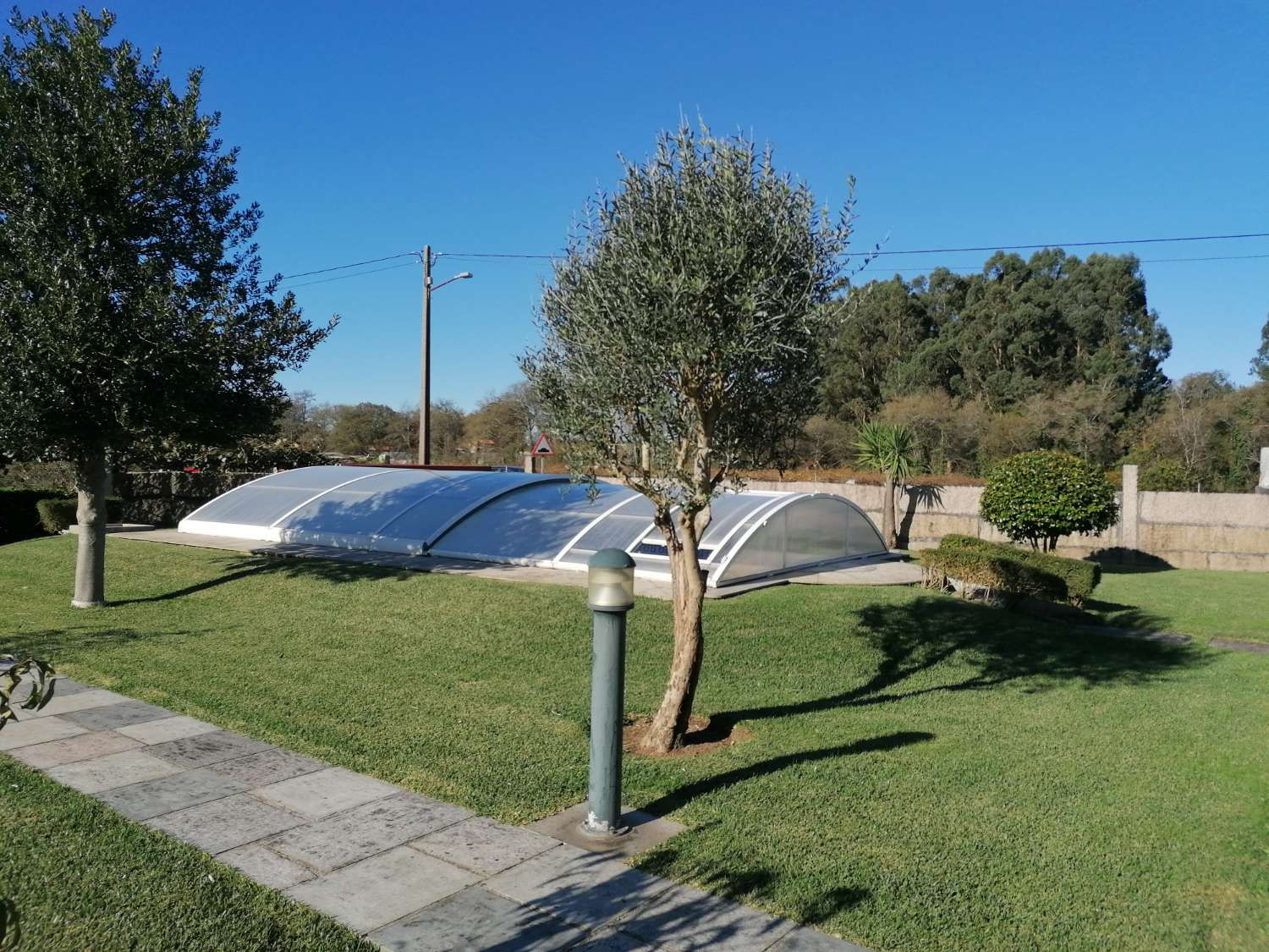 Villa with swimming pool, surrounded by gardens, fruit trees, for sale in Ribadumia...
