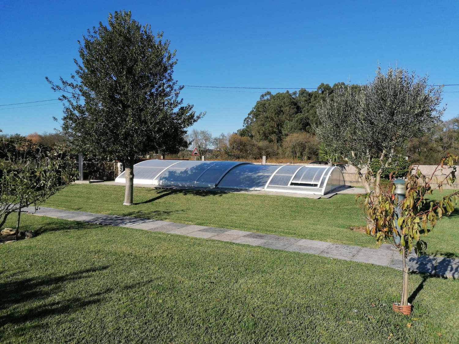 Villa with swimming pool, surrounded by gardens, fruit trees, for sale in Ribadumia...