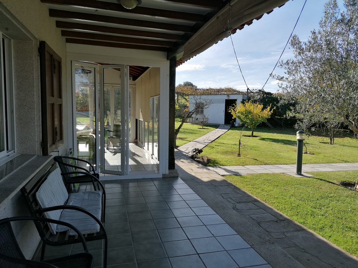 Villa with swimming pool, surrounded by gardens, fruit trees, for sale in Ribadumia...