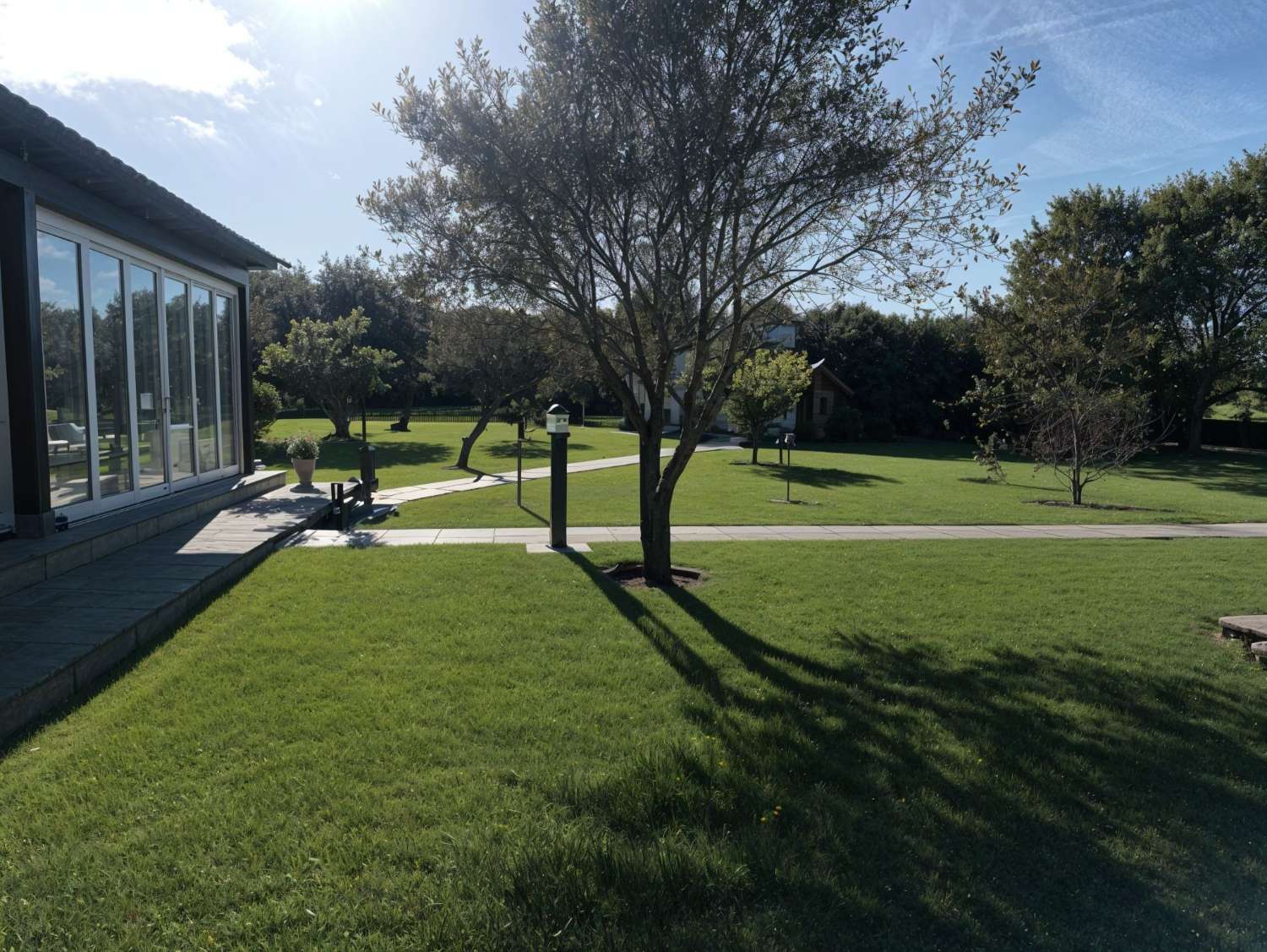 Villa with swimming pool, surrounded by gardens, fruit trees, for sale in Ribadumia...