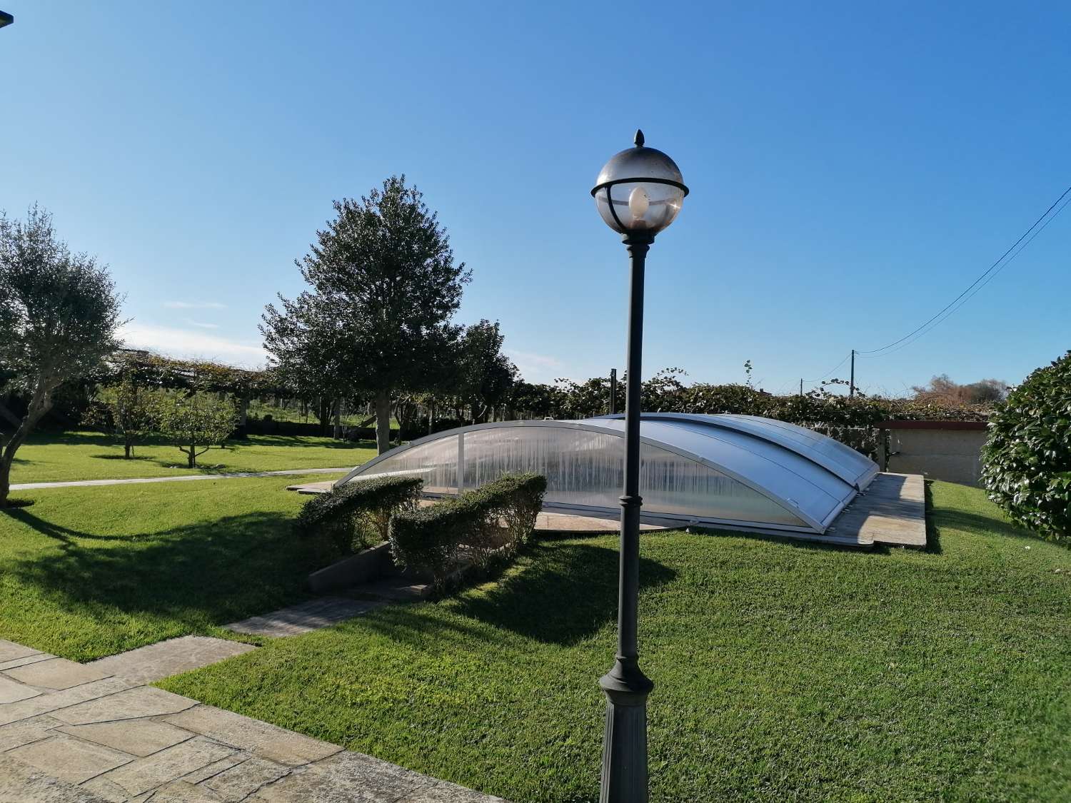 Villa with swimming pool, surrounded by gardens, fruit trees, for sale in Ribadumia...