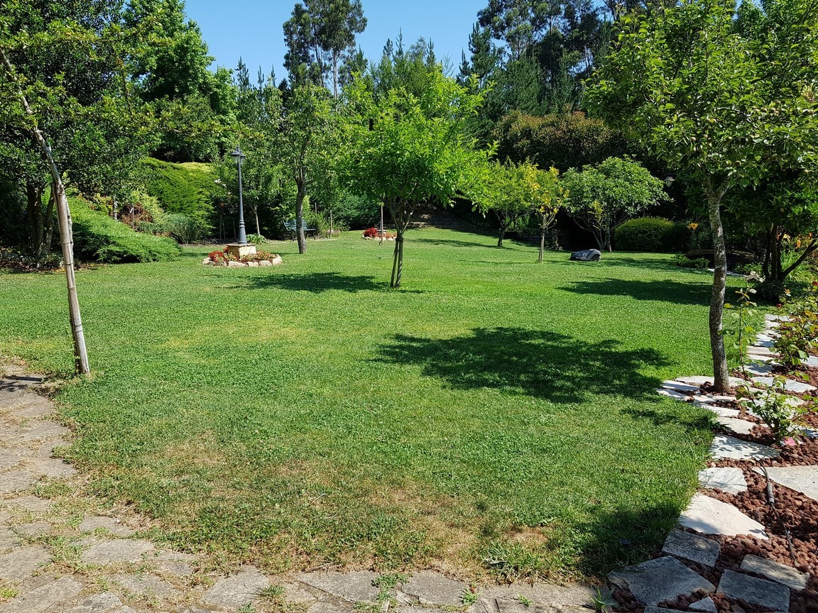 Vilanova de Arousa: Detached villa with outdoor pool surrounded by gardens...