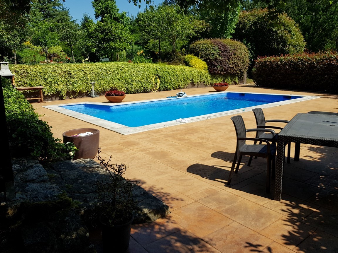 Vilanova de Arousa: Detached villa with outdoor pool surrounded by gardens...