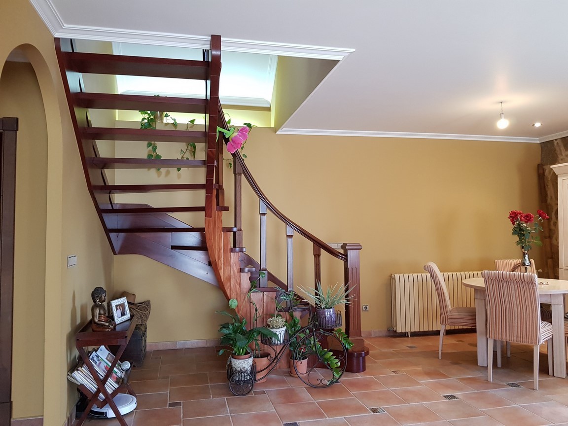 Vilanova de Arousa: Detached villa with outdoor pool surrounded by gardens...