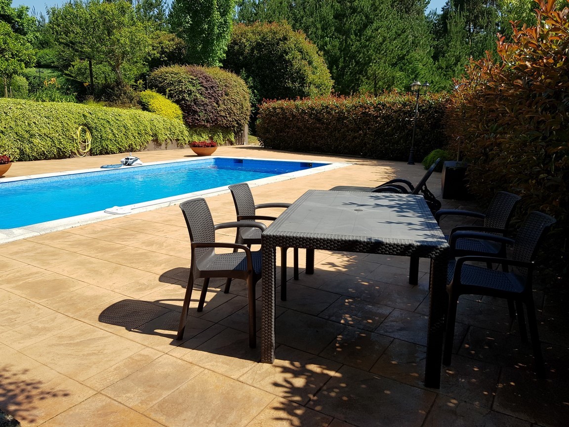 Vilanova de Arousa: Detached villa with outdoor pool surrounded by gardens...