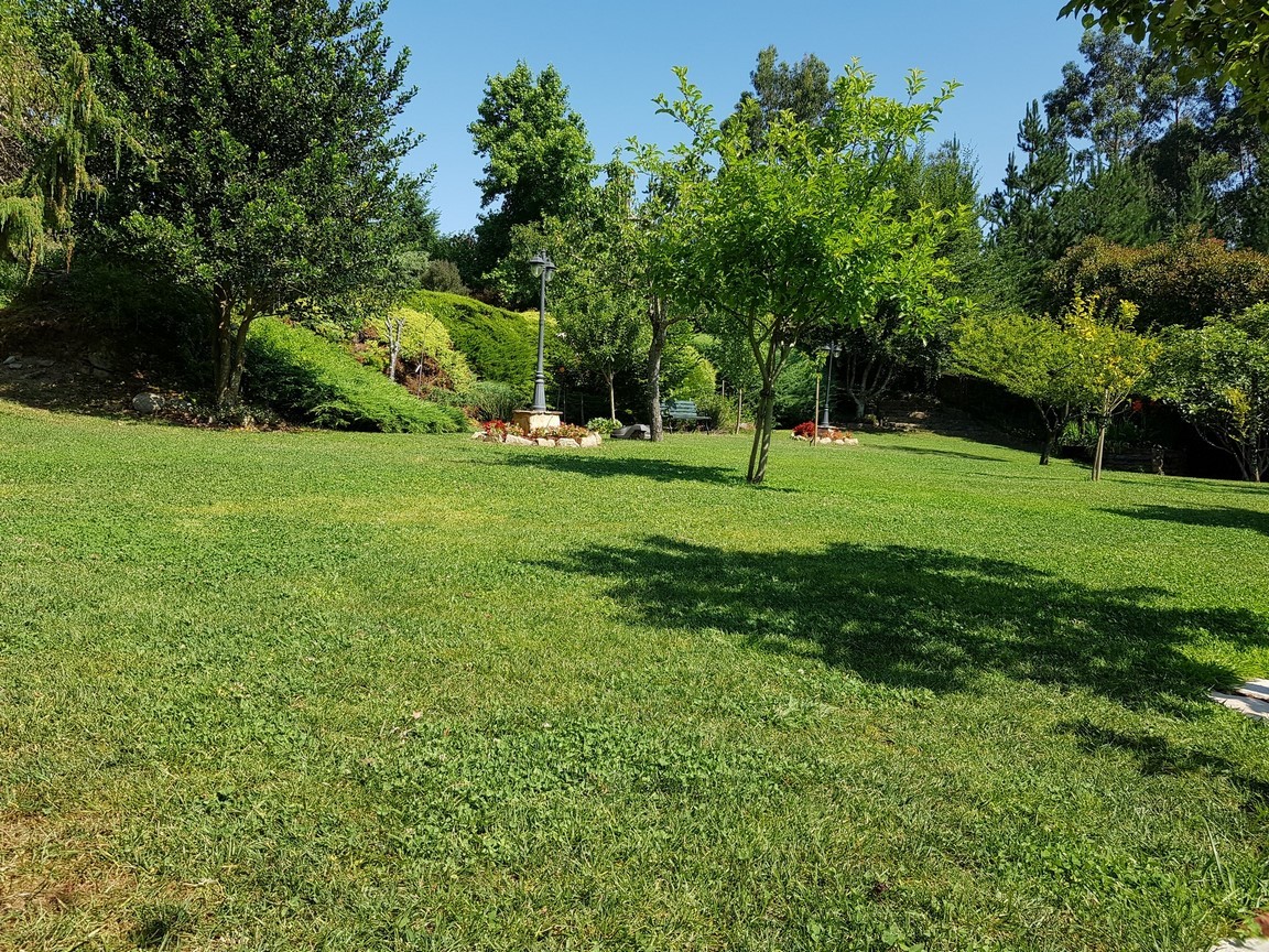 Vilanova de Arousa: Detached villa with outdoor pool surrounded by gardens...