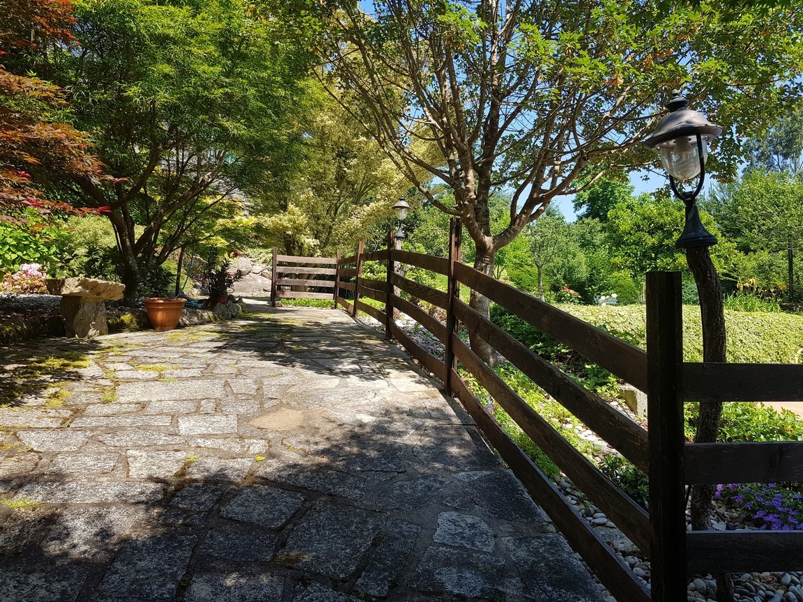 Vilanova de Arousa: Detached villa with outdoor pool surrounded by gardens...