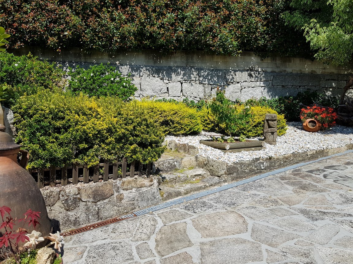 Vilanova de Arousa: Detached villa with outdoor pool surrounded by gardens...