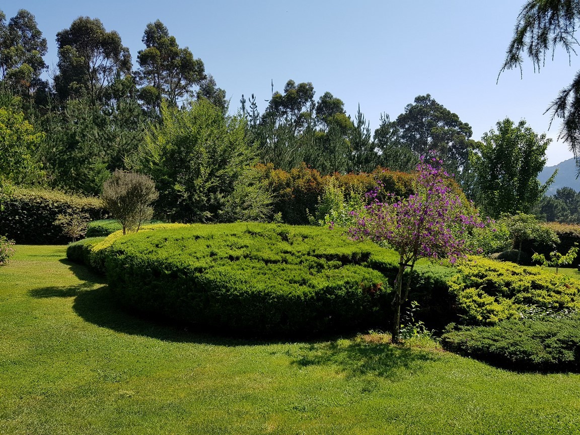 Vilanova de Arousa: Detached villa with outdoor pool surrounded by gardens...